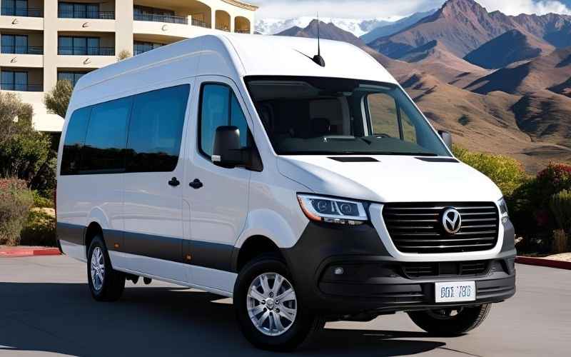 Van premium blanca con asientos tipo VIP en cuero, aire acondicionado y máximo confort para grupos de 1-13 personas